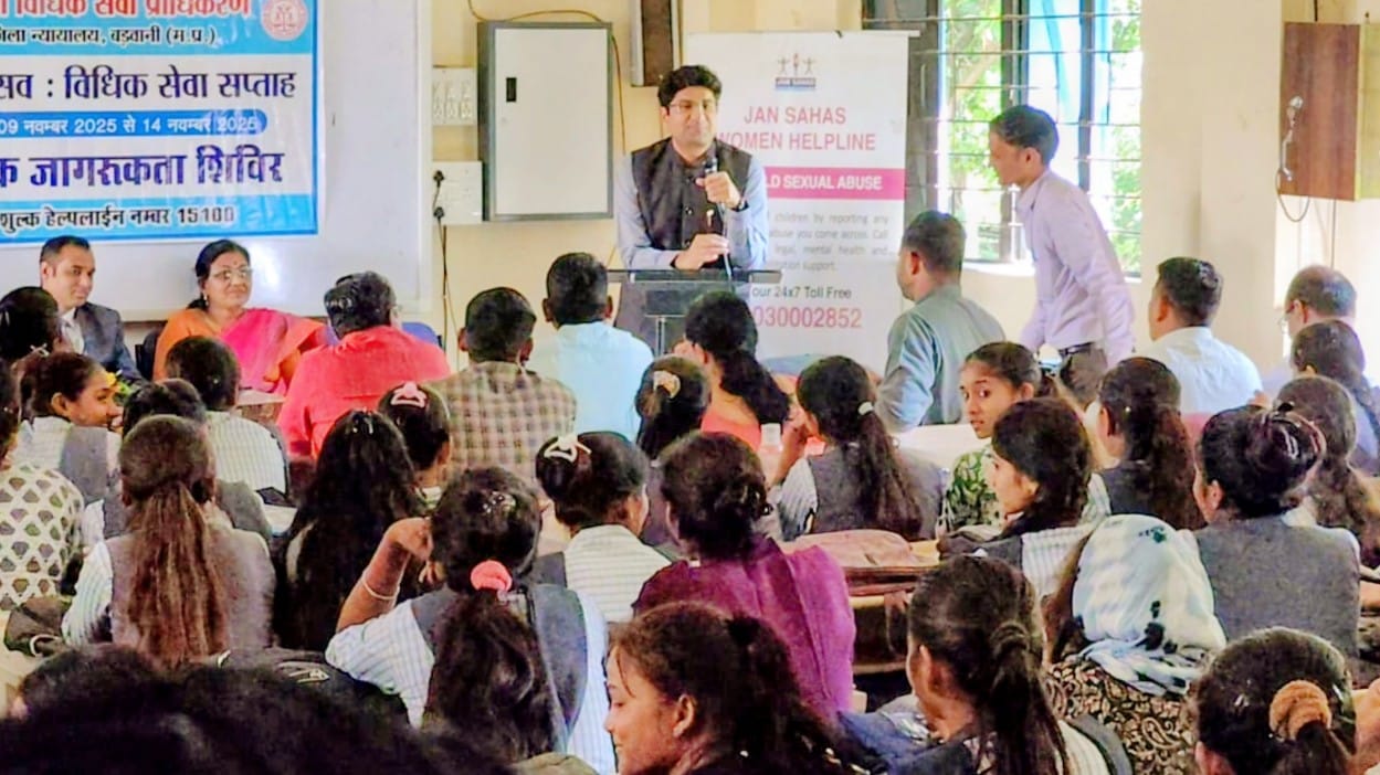 🎓⚖️ न्यायोत्सव विधिक जागरूकता शिविर: बड़वानी कॉलेज और स्कूल में साइपर क्राइम, पोश एक्ट और यातायात नियमों की दी गई जानकारी