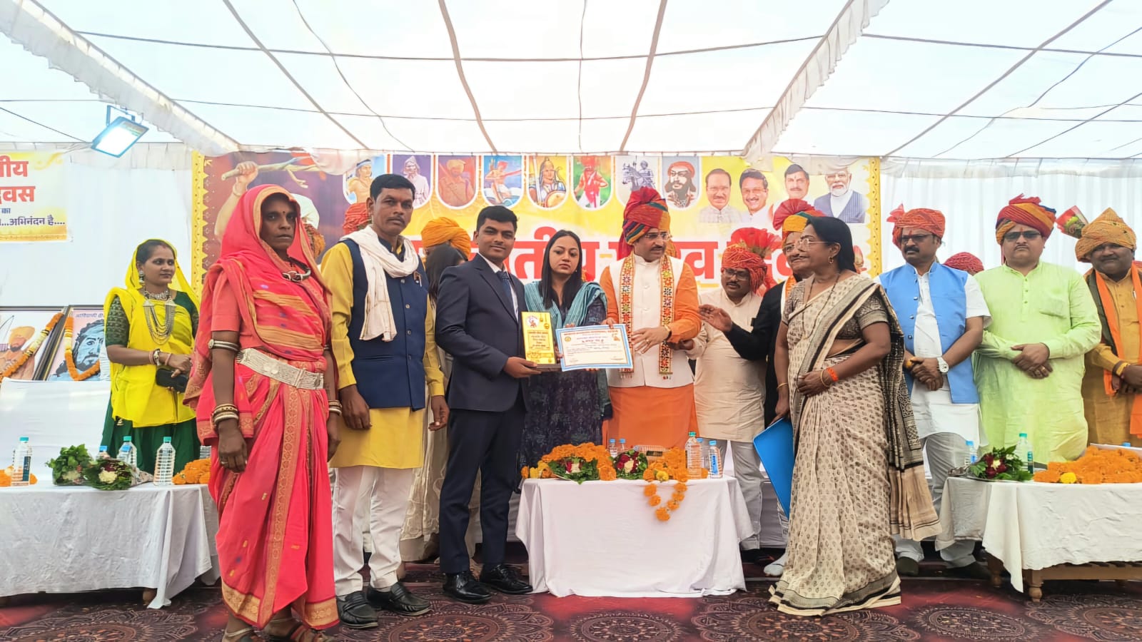 🎓🌟 गौरवशाली इतिहास को नमन! बड़वानी में PM कॉलेज ऑफ एक्सीलेंस में जनजातीय गौरव दिवस समारोह, मेधावी विद्यार्थियों को सांसद ने किया सम्मानित! 🏆