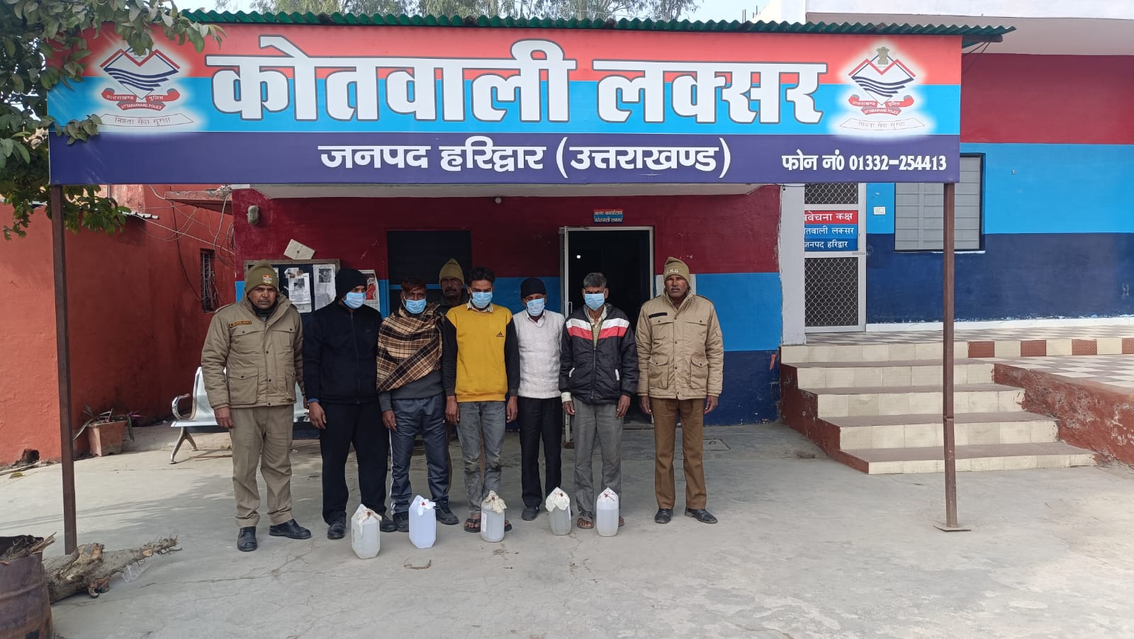 अवैध कच्ची शराब के साथ 05 शराब तस्कर गिरफ्तार मौके से 40 लीटर अवैध कच्ची शराब बरामद,