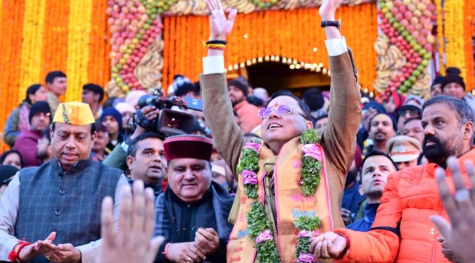 आस्था और उल्लास से गूंजा बदरीनाथ धाम, कपाट खुलते ही चारधाम यात्रा ने पकड़ी रफ्तार