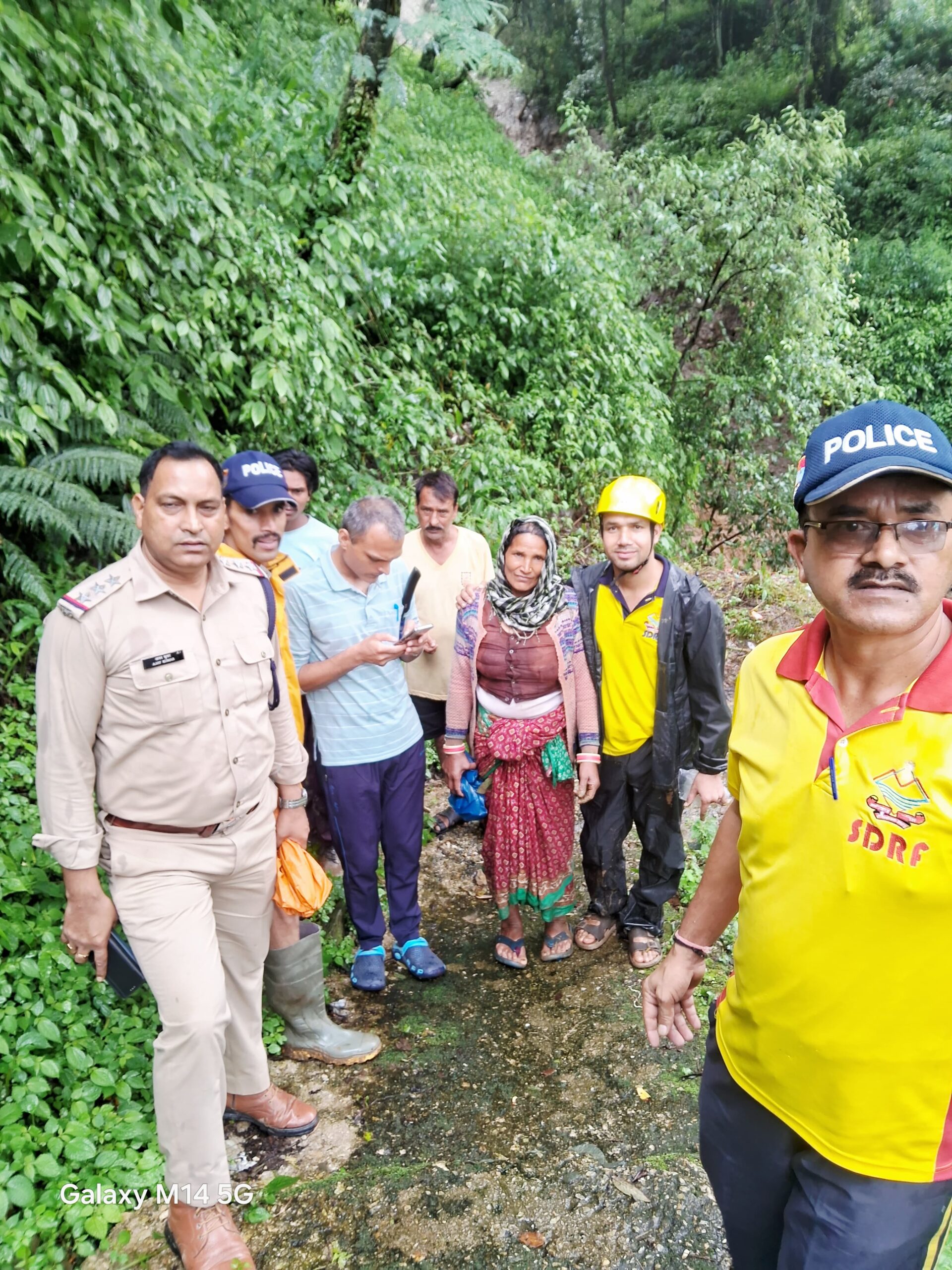 नेलचामी रोड बैलगढ़ी टिहरी गढ़वाल में बढ़े नाले के जलस्तर के बीच SDRF ने महिला को सकुशल कराया पार